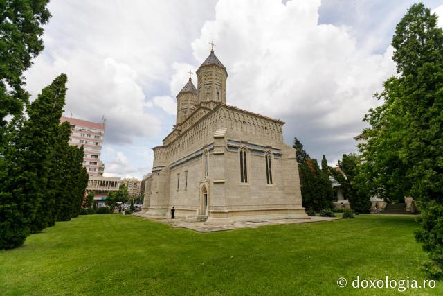 (Foto) Priveghere în cinstea Sfintei Parascheva la Mănăstirea „Sfinții Trei Ierarhi” din Iași