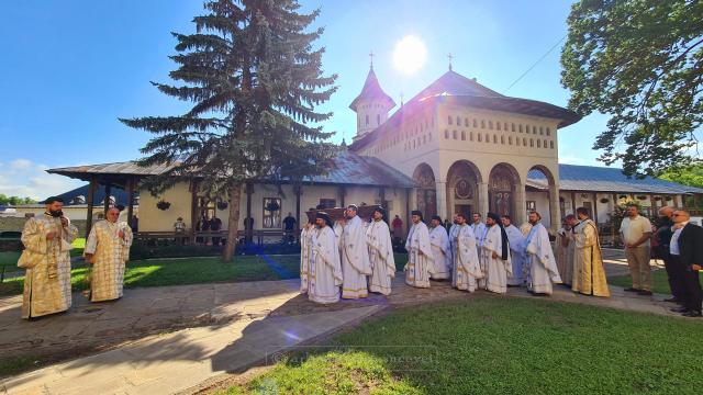 Taina Sfântului Maslu de obște a încununat hramul Catedralei Arhiepiscopale din Suceava
