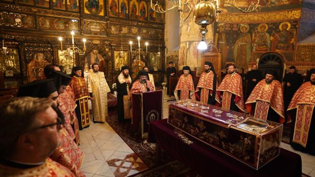 Suceava: Racla cu moaștele Sfântului Mare Mucenic Ioan cel Nou a fost așezată spre închinare