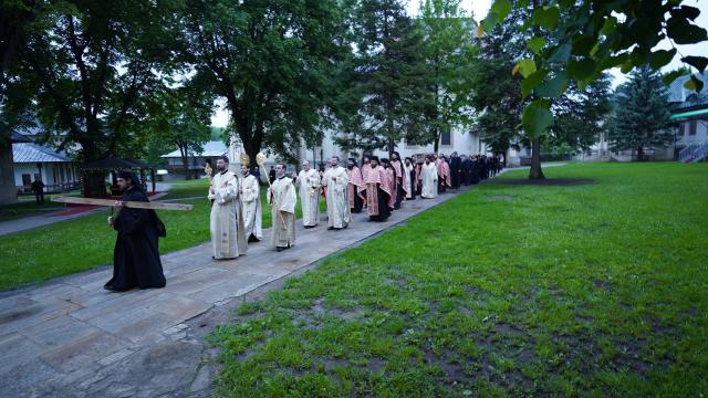 Suceava: Racla cu moaștele Sfântului Mare Mucenic Ioan cel Nou a fost așezată spre închinare