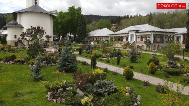 (Video) Pași de pelerin prin „Grădina Maicii Domnului” de la Mănăstirea Văratec