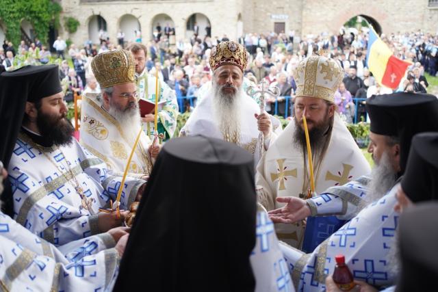 Hramul Mănăstirii Neamț: „Prin participarea noastră la Sfânta Liturghie, suntem prezenți la Înălțarea Domnului la cer”