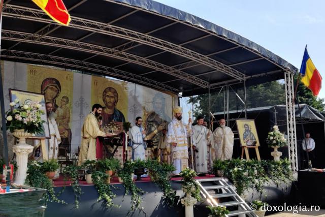 (Foto) Sfânta Liturghie oficiată cu prilejul hramului Parohiei „Sfântul Ioan – Domnesc” din Piatra Neamț