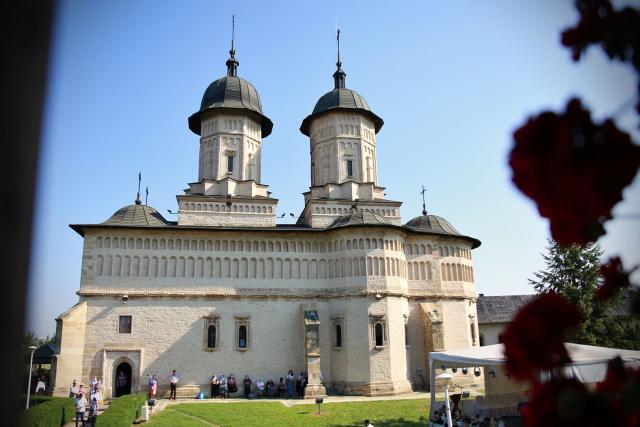 Părintele Mitropolit Teofan, la hramul Mănăstirii Cetățuia: „În scrierile Sfinților Apostoli găsim izvoare nesfârșite de mângâiere duhovnicească, de desfătare lăuntrică”