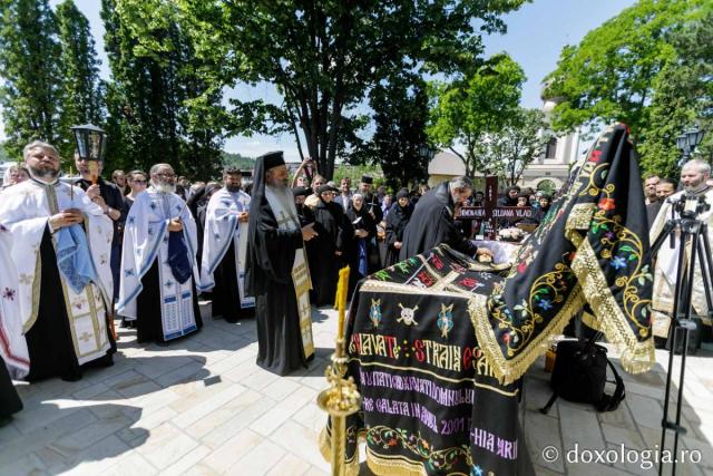 Maica Siluana Vlad a fost înmormântată la Mănăstirea Frumoasa din Iași. IPS Teofan: „Pe mulți i-a odihnit, acum să se odihnească ea în liniștea Împărăției Preasfintei Treimi!”