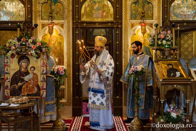 Liturghie arhierească la mănăstirea ieșeană unde au fost aduse prima data moaștele Sfintei Cuvioase Parascheva