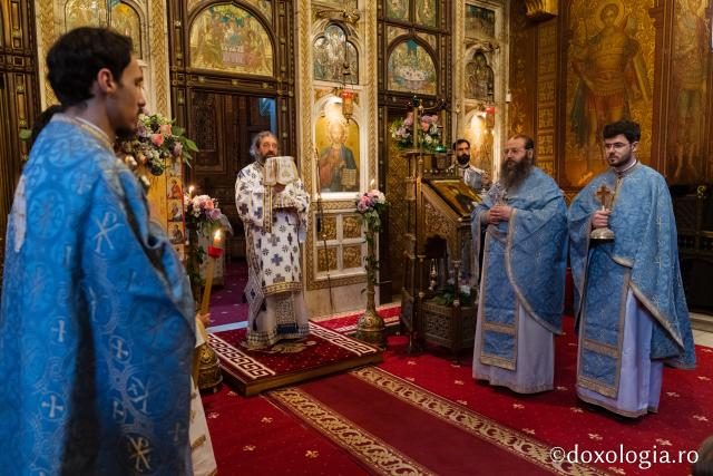 Liturghie arhierească la mănăstirea ieșeană unde au fost aduse prima data moaștele Sfintei Cuvioase Parascheva