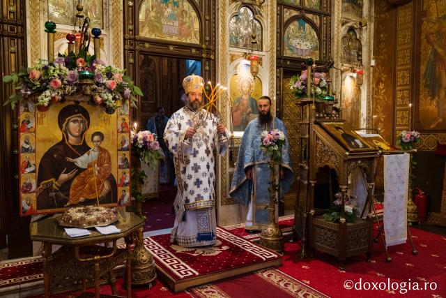Liturghie arhierească la mănăstirea ieșeană unde au fost aduse prima data moaștele Sfintei Cuvioase Parascheva