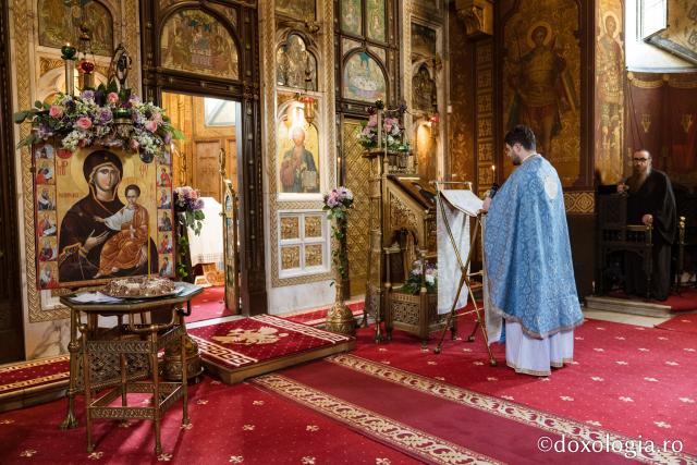 Liturghie arhierească la mănăstirea ieșeană unde au fost aduse prima data moaștele Sfintei Cuvioase Parascheva