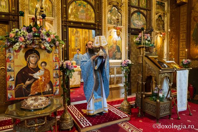 Liturghie arhierească la mănăstirea ieșeană unde au fost aduse prima data moaștele Sfintei Cuvioase Parascheva