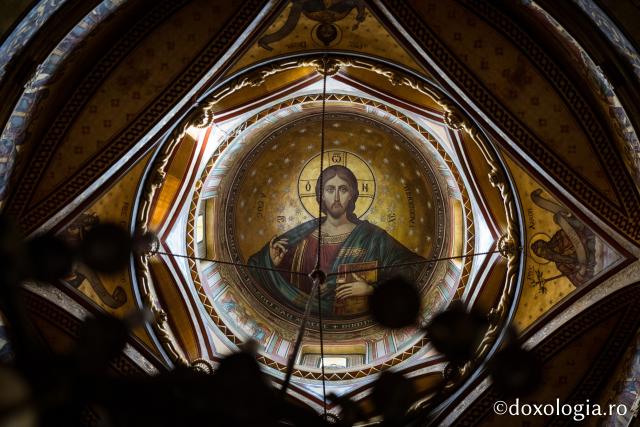 Liturghie arhierească la mănăstirea ieșeană unde au fost aduse prima data moaștele Sfintei Cuvioase Parascheva