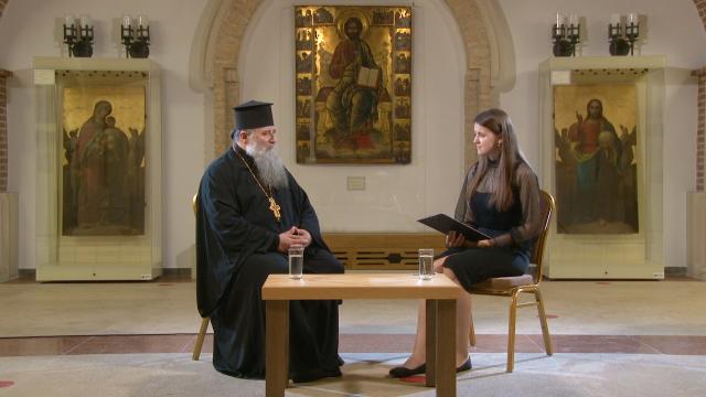 (Video) Lacrimi, minuni și gânduri de mulțumire lângă racla Sfintei Parascheva – mărturiile Arhim. Dosoftei Șcheul