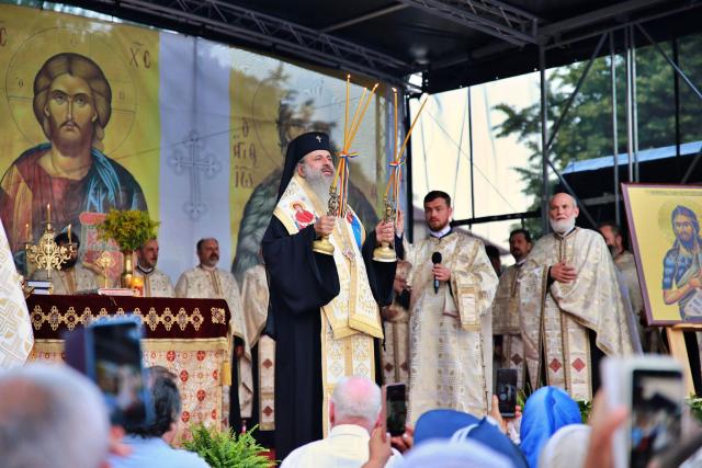 Orașul Piatra Neamț a îmbrăcat haine de sărbătoare: Procesiune în cinstea Sfinților Ioan Botezătorul și Gheorghe Pelerinul, pe străzile din municipiu