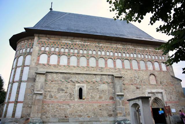 Orașul Piatra Neamț a îmbrăcat haine de sărbătoare: Procesiune în cinstea Sfinților Ioan Botezătorul și Gheorghe Pelerinul, pe străzile din municipiu