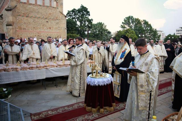 Orașul Piatra Neamț a îmbrăcat haine de sărbătoare: Procesiune în cinstea Sfinților Ioan Botezătorul și Gheorghe Pelerinul, pe străzile din municipiu