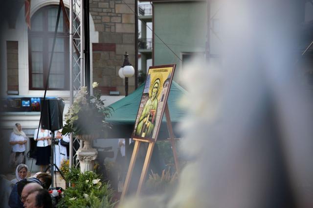 Orașul Piatra Neamț a îmbrăcat haine de sărbătoare: Procesiune în cinstea Sfinților Ioan Botezătorul și Gheorghe Pelerinul, pe străzile din municipiu