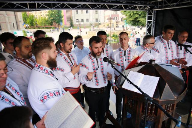 Orașul Piatra Neamț a îmbrăcat haine de sărbătoare: Procesiune în cinstea Sfinților Ioan Botezătorul și Gheorghe Pelerinul, pe străzile din municipiu