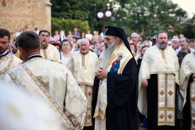 Orașul Piatra Neamț a îmbrăcat haine de sărbătoare: Procesiune în cinstea Sfinților Ioan Botezătorul și Gheorghe Pelerinul, pe străzile din municipiu
