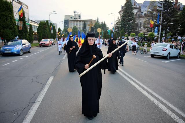 Orașul Piatra Neamț a îmbrăcat haine de sărbătoare: Procesiune în cinstea Sfinților Ioan Botezătorul și Gheorghe Pelerinul, pe străzile din municipiu