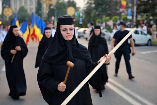 Orașul Piatra Neamț a îmbrăcat haine de sărbătoare: Procesiune în cinstea Sfinților Ioan Botezătorul și Gheorghe Pelerinul, pe străzile din municipiu