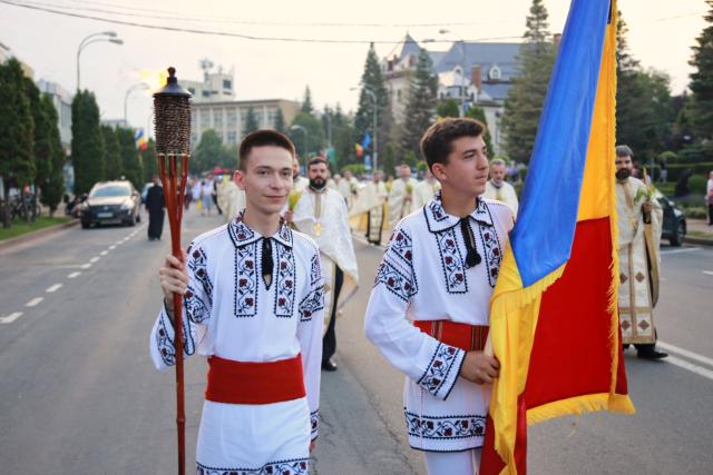 Orașul Piatra Neamț a îmbrăcat haine de sărbătoare: Procesiune în cinstea Sfinților Ioan Botezătorul și Gheorghe Pelerinul, pe străzile din municipiu