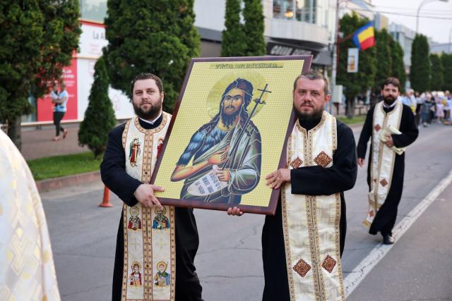 Orașul Piatra Neamț a îmbrăcat haine de sărbătoare: Procesiune în cinstea Sfinților Ioan Botezătorul și Gheorghe Pelerinul, pe străzile din municipiu