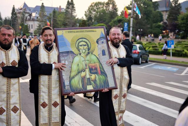 Orașul Piatra Neamț a îmbrăcat haine de sărbătoare: Procesiune în cinstea Sfinților Ioan Botezătorul și Gheorghe Pelerinul, pe străzile din municipiu