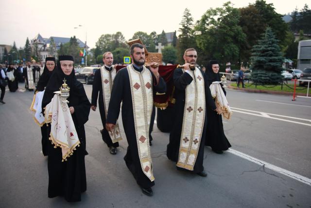 Orașul Piatra Neamț a îmbrăcat haine de sărbătoare: Procesiune în cinstea Sfinților Ioan Botezătorul și Gheorghe Pelerinul, pe străzile din municipiu