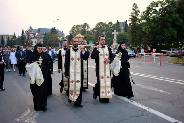 Orașul Piatra Neamț a îmbrăcat haine de sărbătoare: Procesiune în cinstea Sfinților Ioan Botezătorul și Gheorghe Pelerinul, pe străzile din municipiu