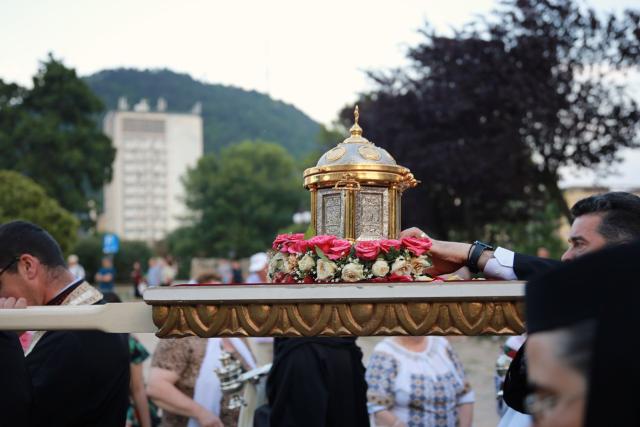 Orașul Piatra Neamț a îmbrăcat haine de sărbătoare: Procesiune în cinstea Sfinților Ioan Botezătorul și Gheorghe Pelerinul, pe străzile din municipiu