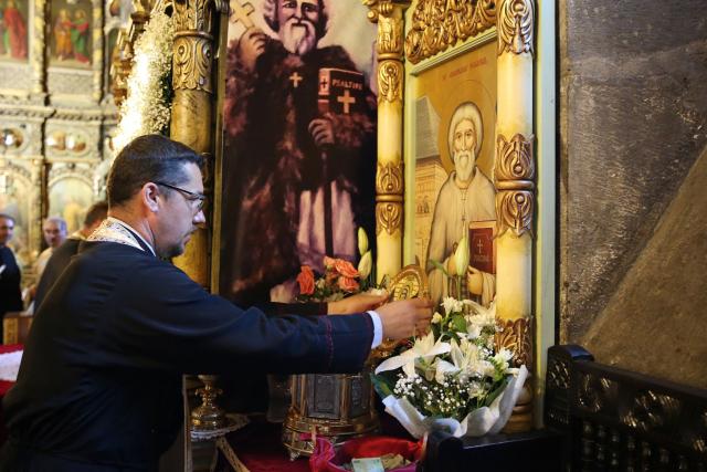 Orașul Piatra Neamț a îmbrăcat haine de sărbătoare: Procesiune în cinstea Sfinților Ioan Botezătorul și Gheorghe Pelerinul, pe străzile din municipiu