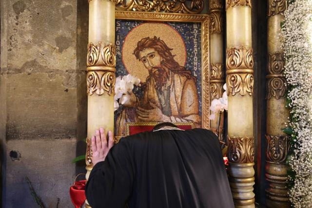 Orașul Piatra Neamț a îmbrăcat haine de sărbătoare: Procesiune în cinstea Sfinților Ioan Botezătorul și Gheorghe Pelerinul, pe străzile din municipiu