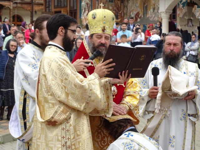 Slujbă arhierească la Mănăstirea Petru Vodă