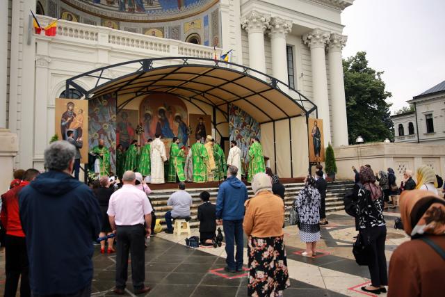 (Video) Praznicul Pogorârii Duhului Sfânt la Catedrala Mitropolitană din Iași