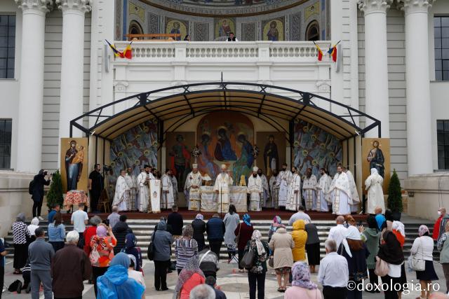 (Foto) Catedrala Mitropolitană din Iași: Sfânta Liturghie în cinstea împlinirii a 380 de ani de la aducerea moaștelor Sfintei Parascheva