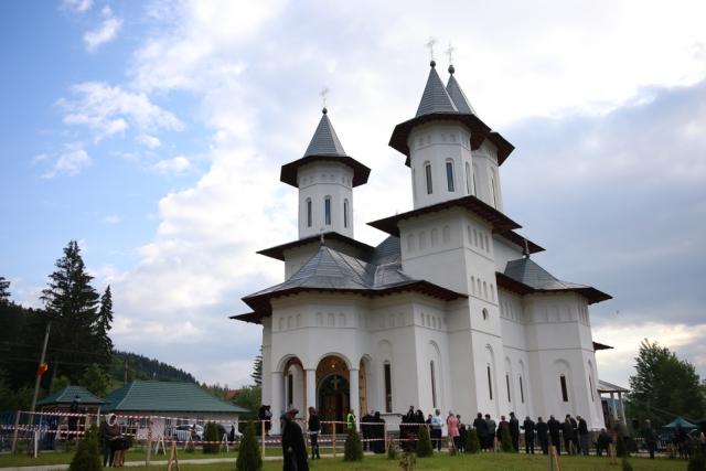 6 ierarhi, prezenți la sfințirea Bisericii cu hramurile „Acoperământul Maicii Domnului” şi „Sfântul Mare Mucenic Gheorghe” din satul Cracăul Negru-Neamț