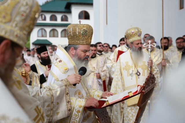 6 ierarhi, prezenți la sfințirea Bisericii cu hramurile „Acoperământul Maicii Domnului” şi „Sfântul Mare Mucenic Gheorghe” din satul Cracăul Negru-Neamț