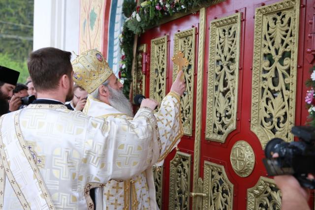 6 ierarhi, prezenți la sfințirea Bisericii cu hramurile „Acoperământul Maicii Domnului” şi „Sfântul Mare Mucenic Gheorghe” din satul Cracăul Negru-Neamț