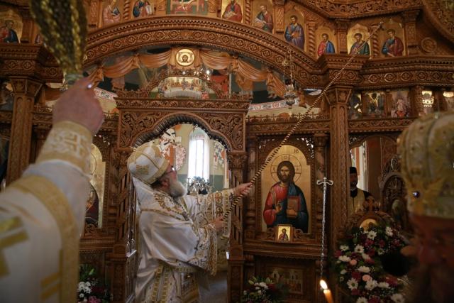 6 ierarhi, prezenți la sfințirea Bisericii cu hramurile „Acoperământul Maicii Domnului” şi „Sfântul Mare Mucenic Gheorghe” din satul Cracăul Negru-Neamț