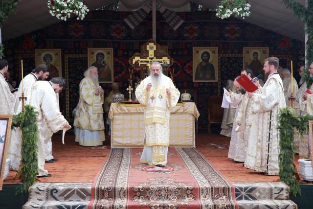 6 ierarhi, prezenți la sfințirea Bisericii cu hramurile „Acoperământul Maicii Domnului” şi „Sfântul Mare Mucenic Gheorghe” din satul Cracăul Negru-Neamț