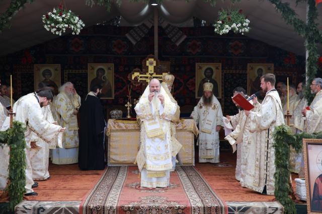 6 ierarhi, prezenți la sfințirea Bisericii cu hramurile „Acoperământul Maicii Domnului” şi „Sfântul Mare Mucenic Gheorghe” din satul Cracăul Negru-Neamț