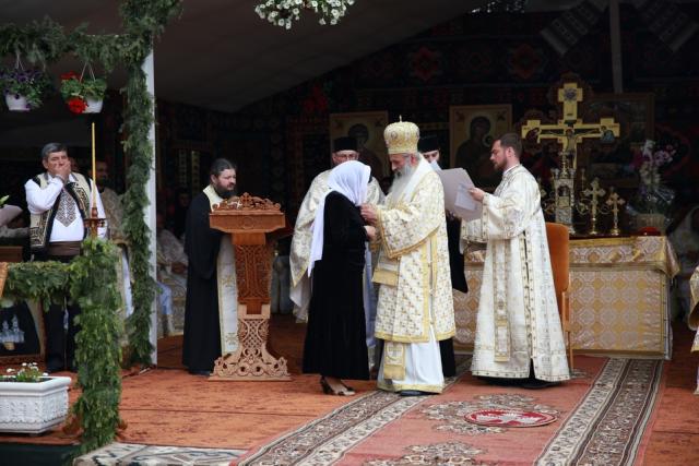 6 ierarhi, prezenți la sfințirea Bisericii cu hramurile „Acoperământul Maicii Domnului” şi „Sfântul Mare Mucenic Gheorghe” din satul Cracăul Negru-Neamț