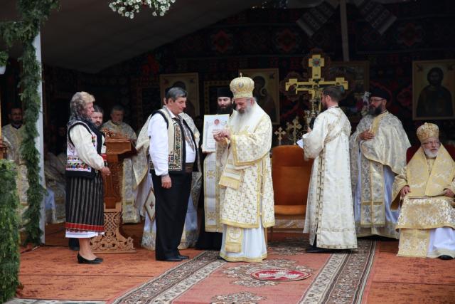 6 ierarhi, prezenți la sfințirea Bisericii cu hramurile „Acoperământul Maicii Domnului” şi „Sfântul Mare Mucenic Gheorghe” din satul Cracăul Negru-Neamț