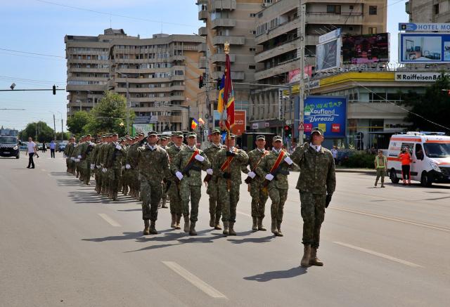 Ziua Drapelului Național la Iași. IPS Mitropolit Teofan: „Crucea pentru Biserică, Drapelul pentru oaste, copilul pentru Familie și pentru țară”