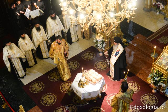 (Foto) Slujba Privegherii, oficiată la Catedrala Mitropolitană din Iași în cinstea Ocrotitoarei Moldovei