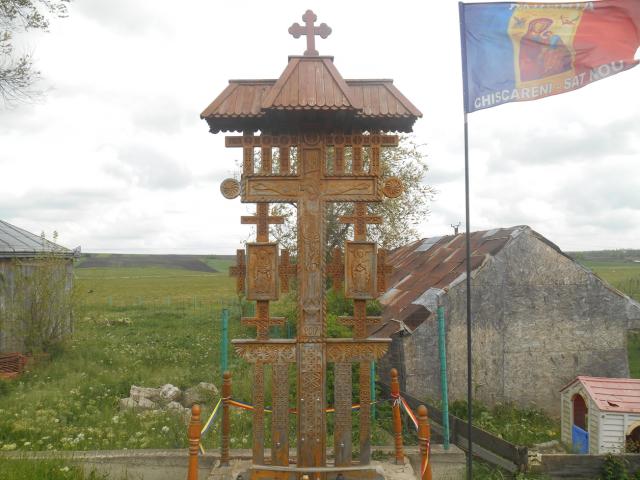 „Drumul Crucii”, format din 14 troițe sculptate din stejar, în parohiile Chișcăreni și Sat Nou