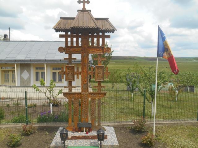 „Drumul Crucii”, format din 14 troițe sculptate din stejar, în parohiile Chișcăreni și Sat Nou