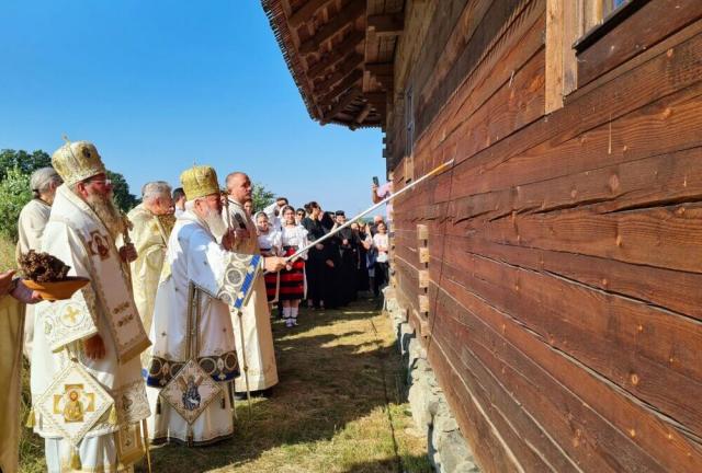 IPS Părinte Andrei a sfințit biserica mănăstirii pe care a ctitorit-o în satul natal