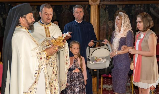 Liturghie baptismală la Catedrala Arhiepiscopală din Roman