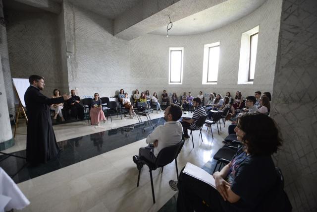 Atelier de public speaking la Catedrala din Onești: „Ne-am propus să gestionăm emoții, dar am dezlănțuit o mare de emoții la despărțire”